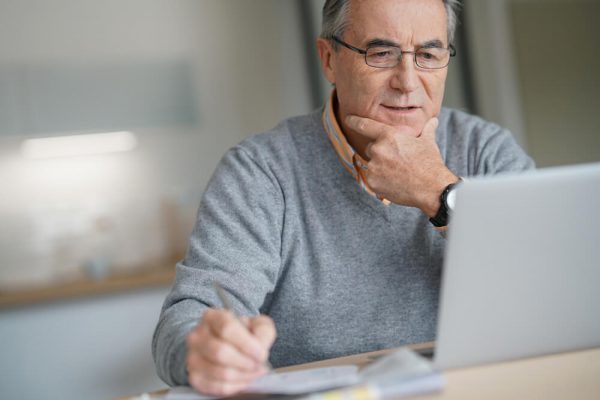 Seniorzy na zakupach w sieci – czego szukają?
