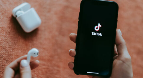 smartfon z aplikacją TikTok