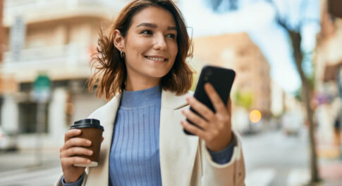 aplikacje mobilne kobieta ze smartfonem