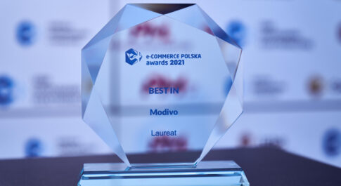 statuetka e-Commerce Polska awards 2021 Modivo