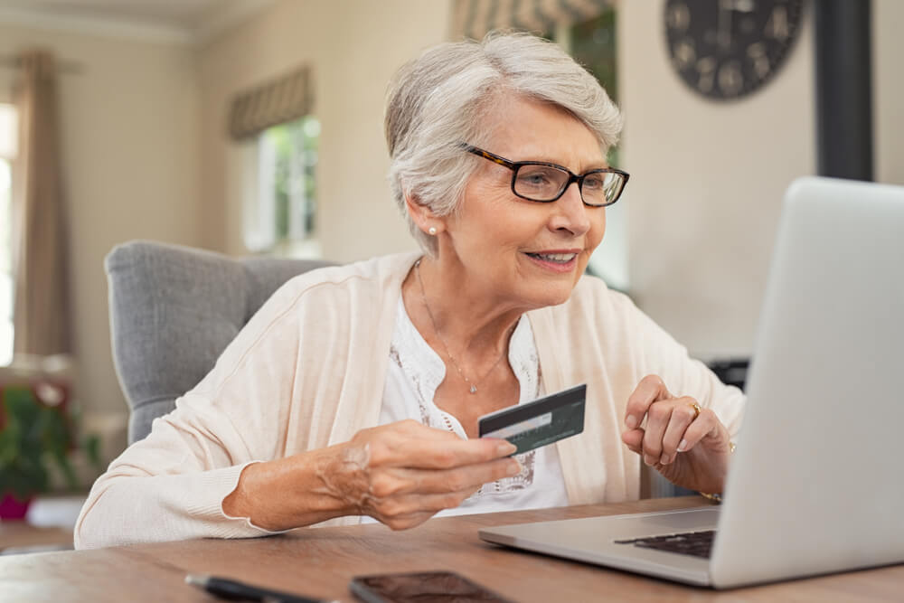 Seniorzy coraz częściej robią zakupy online i używają nowoczesnych płatności
