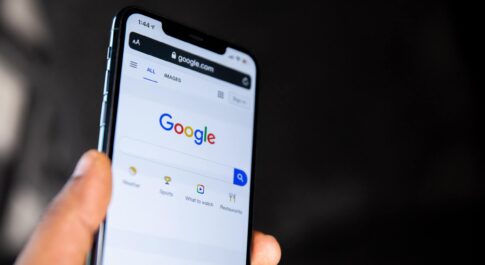 smartfon z wyszukiwarką Google