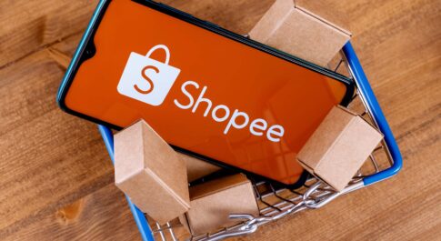 Smartfon z logo Shopee w koszyku zakupowym