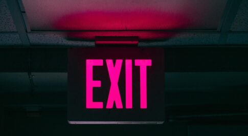 Neonowy napis exit