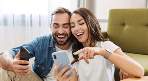 Kobieta i mężczyzna podczas zakupów online na smartfonie